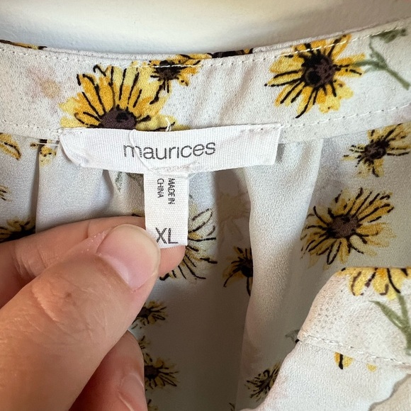 Maurices Sheer Blouse with Sunflower Pattern & Flutter Sleeves Women’s XL - Picture 4 of 8